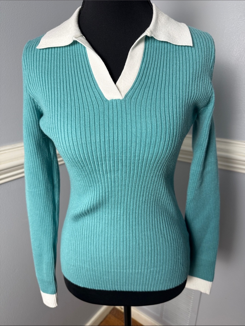 Slim Ribbed V-Neck Sweater with Contrast Collar - Aqua/White